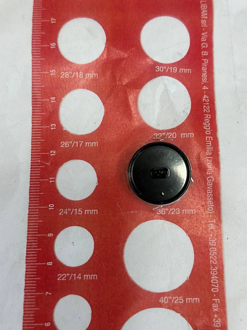 Knopf schwarz Metall
