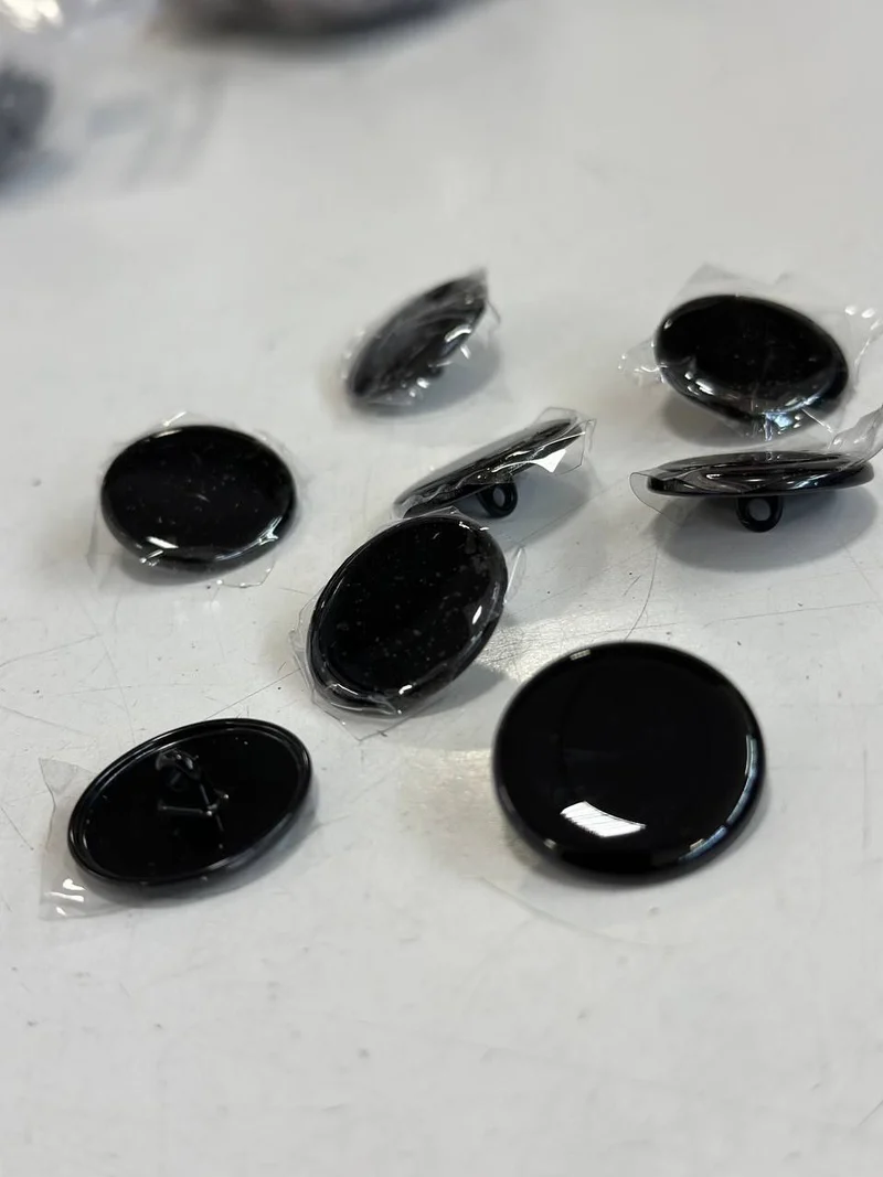 Knopf schwarz Metall