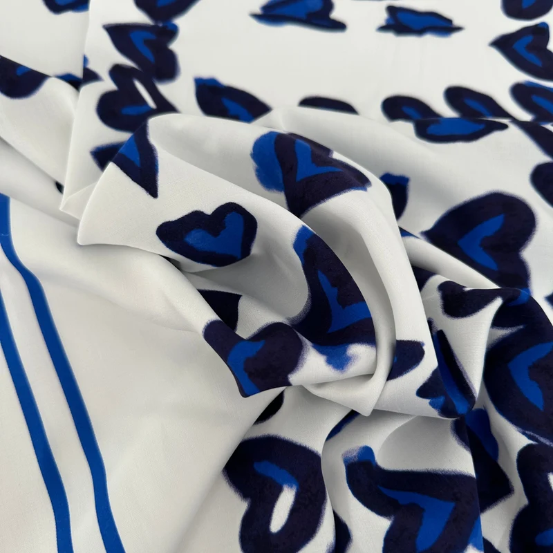 No. 1606 Viskose Druck blaue Herzchen mit Borte