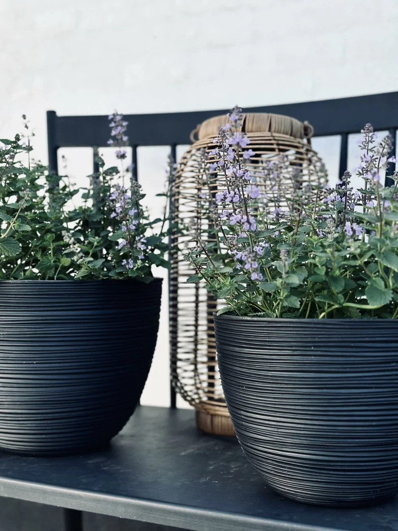 Blumenkübel mit Rillen – Black medium
