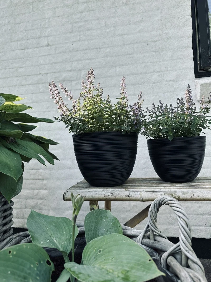 Pflanzkübel mit Rillen – Black small