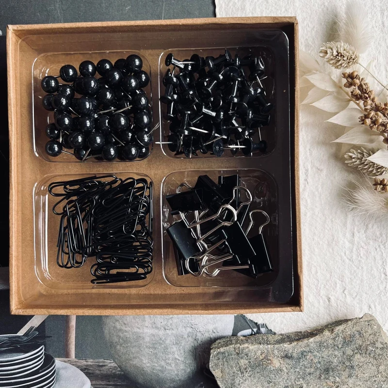 Mix-Box mit Reißnägeln, Push-Pins, Büroklammern usw. - Schwarz