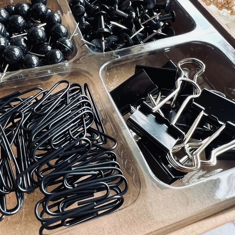 Mix-Box mit Reißnägeln, Push-Pins, Büroklammern usw. - Schwarz
