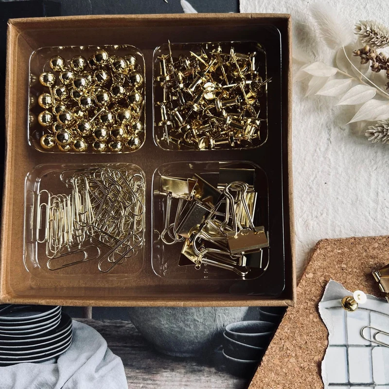 Mix-Box mit Reißzwecken, Clips u.Ä. - Gold