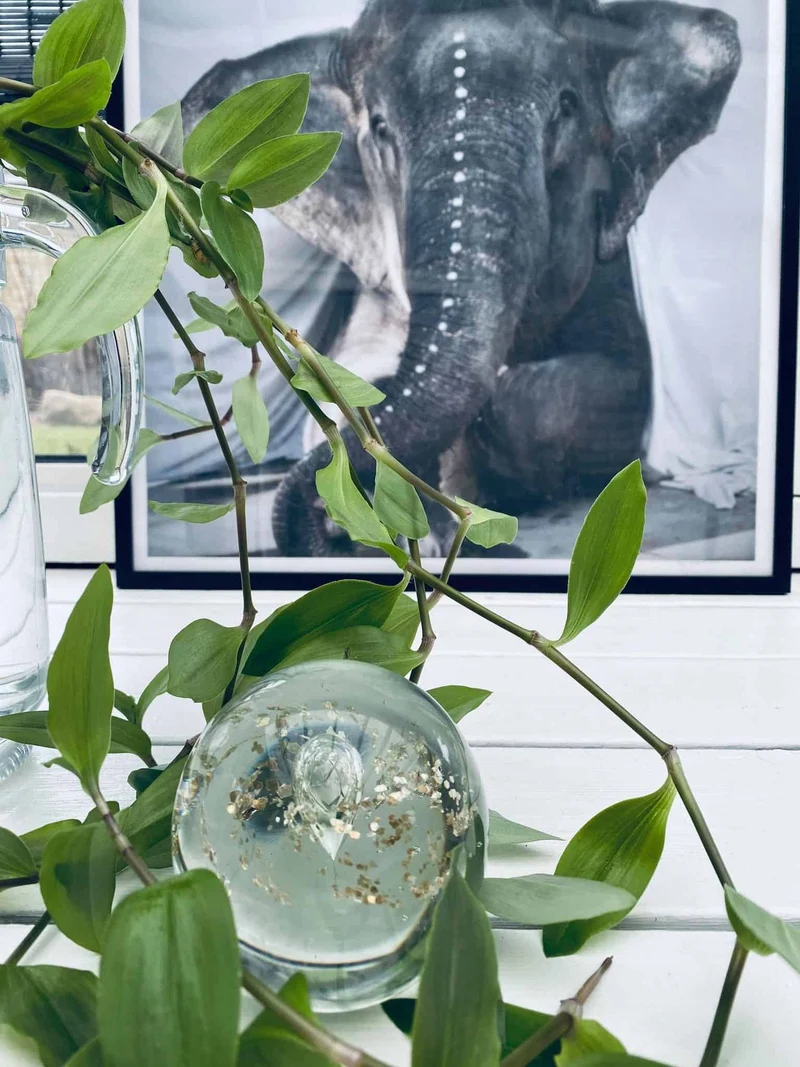 Schöne Glaskugel mit Gold - Briefbeschwerer