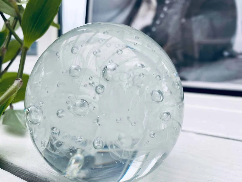Schöne Glaskugel aus klarem Glas - Briefbeschwerer