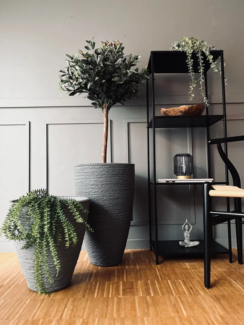 Blumentopf aus grauem Kunststoff – horizontales Muster H 60 cm
