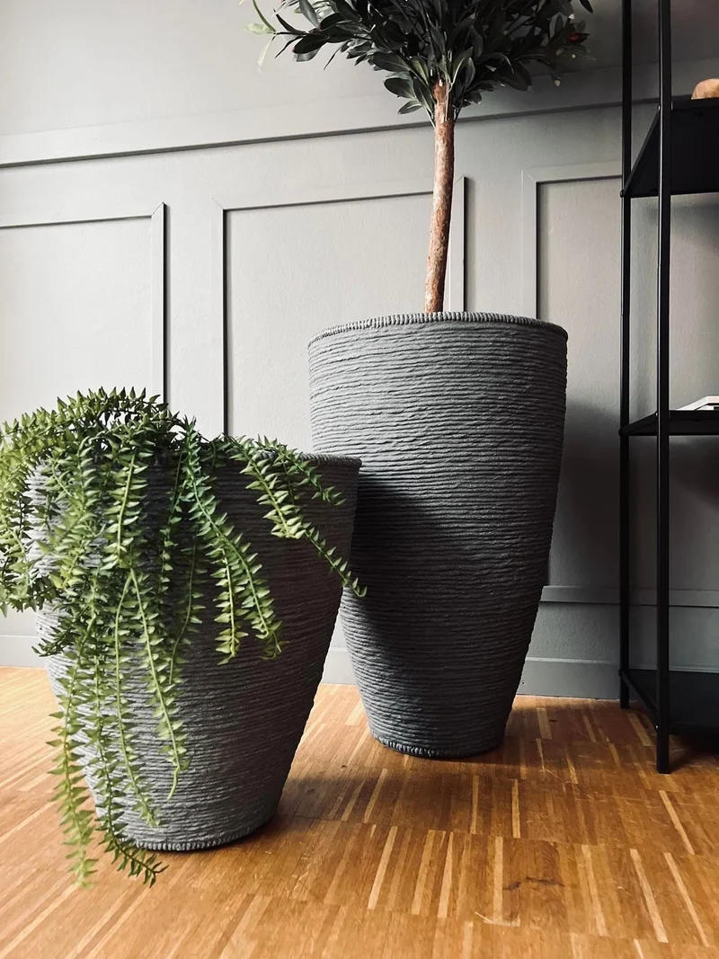 Blumentopf aus grauem Kunststoff – horizontales Muster H 60 cm
