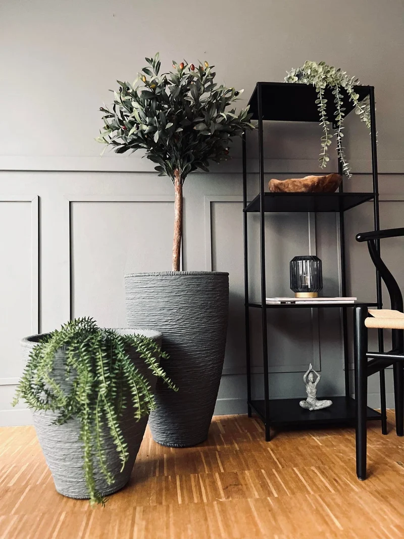 Blumentopf aus grauem Kunststoff – horizontales Muster H 60 cm