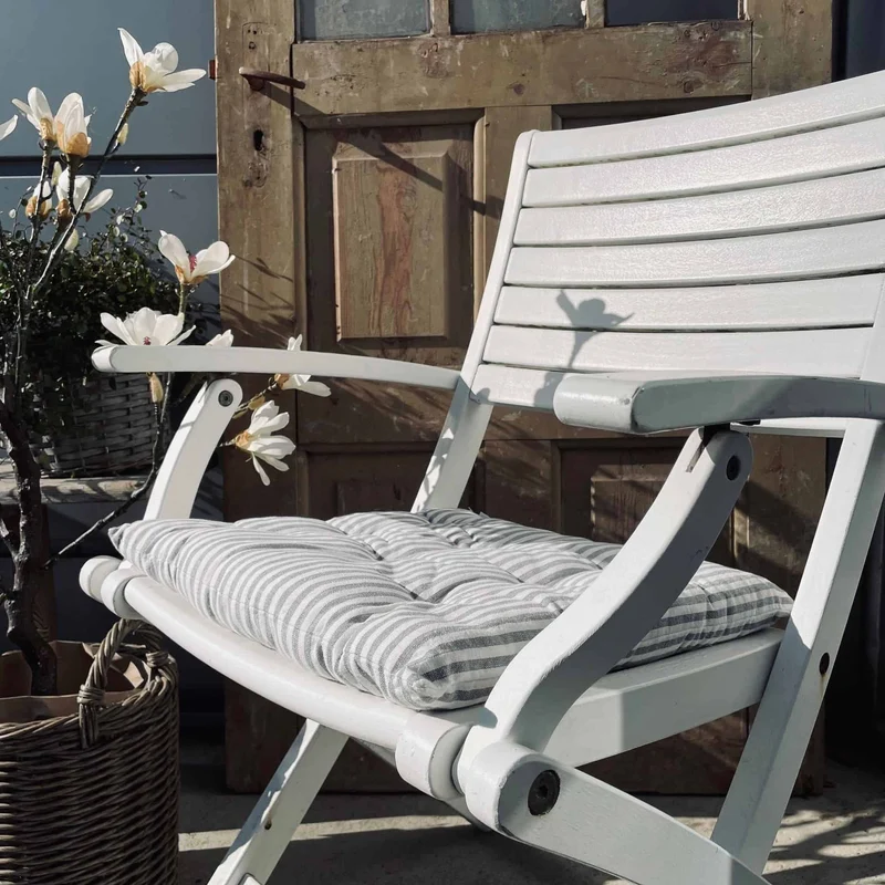 Futon-Gartenkissen – Grau / Weiß 40×40 – Milchbubenstreifen