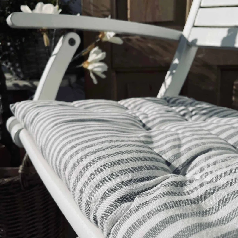 Futon-Gartenkissen – Grau / Weiß 40×40 – Milchbubenstreifen