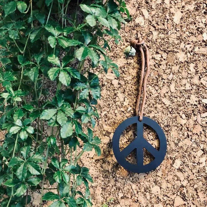 Peace-Zeichen mit Lederschnur - klein