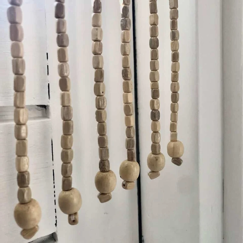 Vorhang aus naturfarbenen Holzperlen
