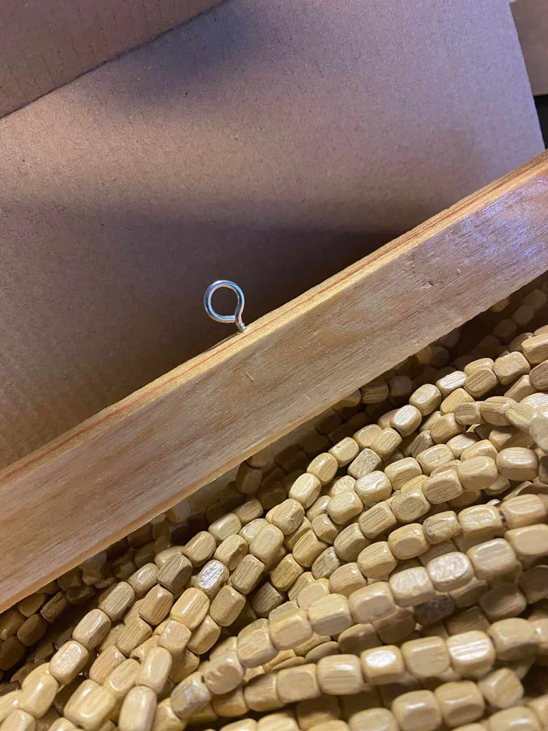 Vorhang aus naturfarbenen Holzperlen