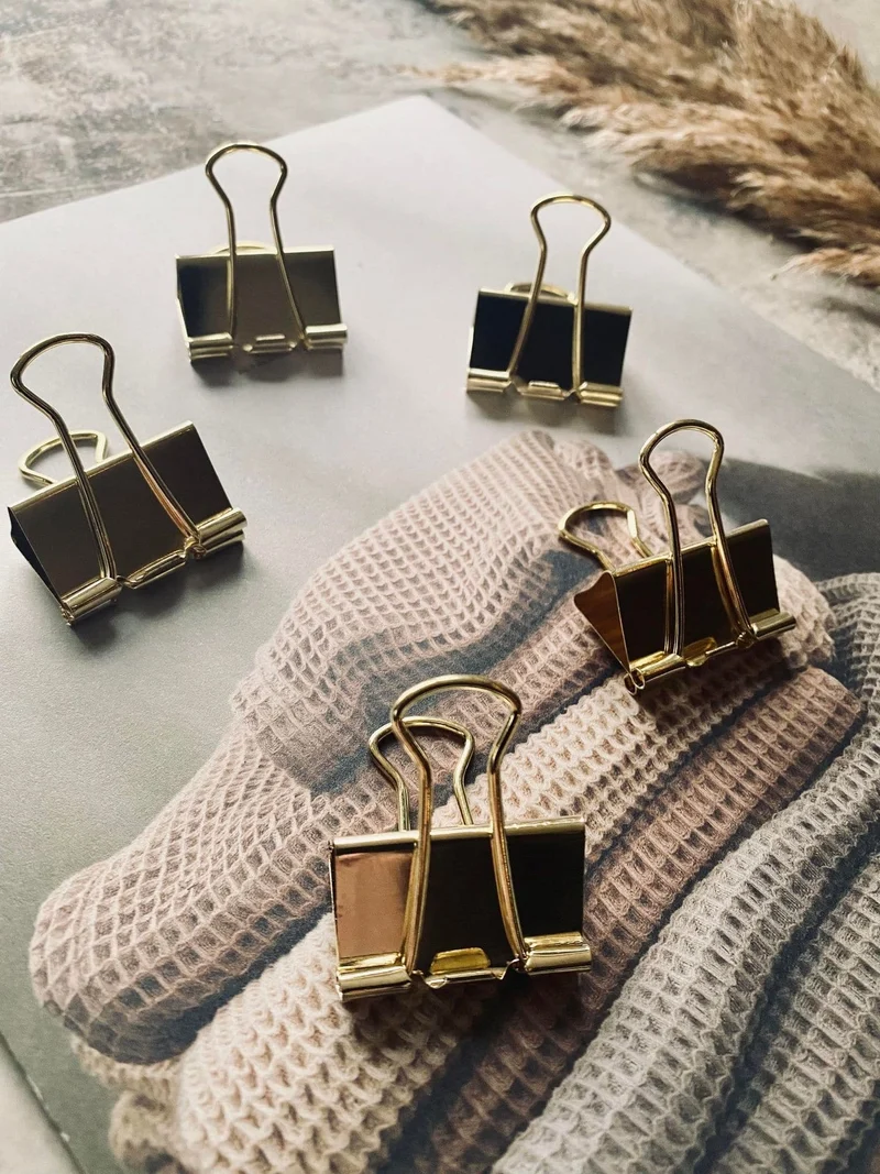 Packung mit 5 mittelgroßen goldenen Klammern