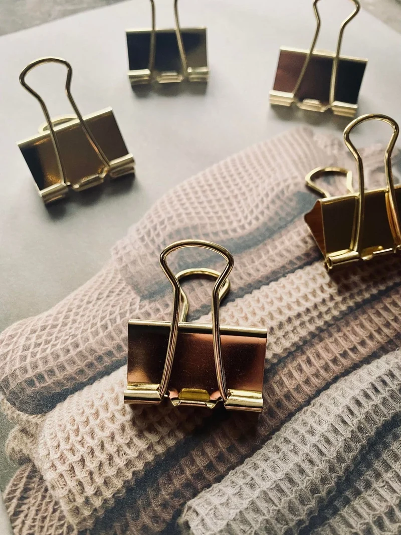 Packung mit 5 mittelgroßen goldenen Klammern