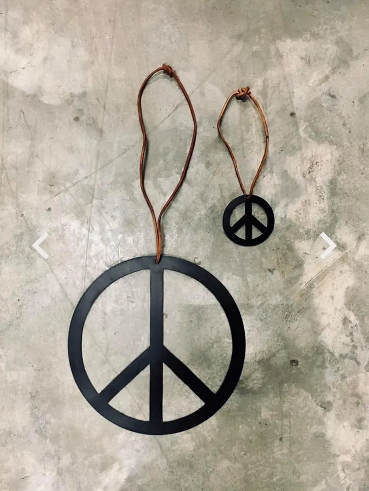 Peace-Zeichen mit Lederschnur - Large