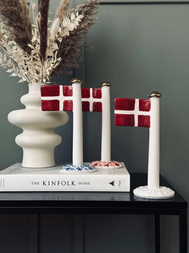 Keramikflagge – Dannebrog mit rosa Fuß