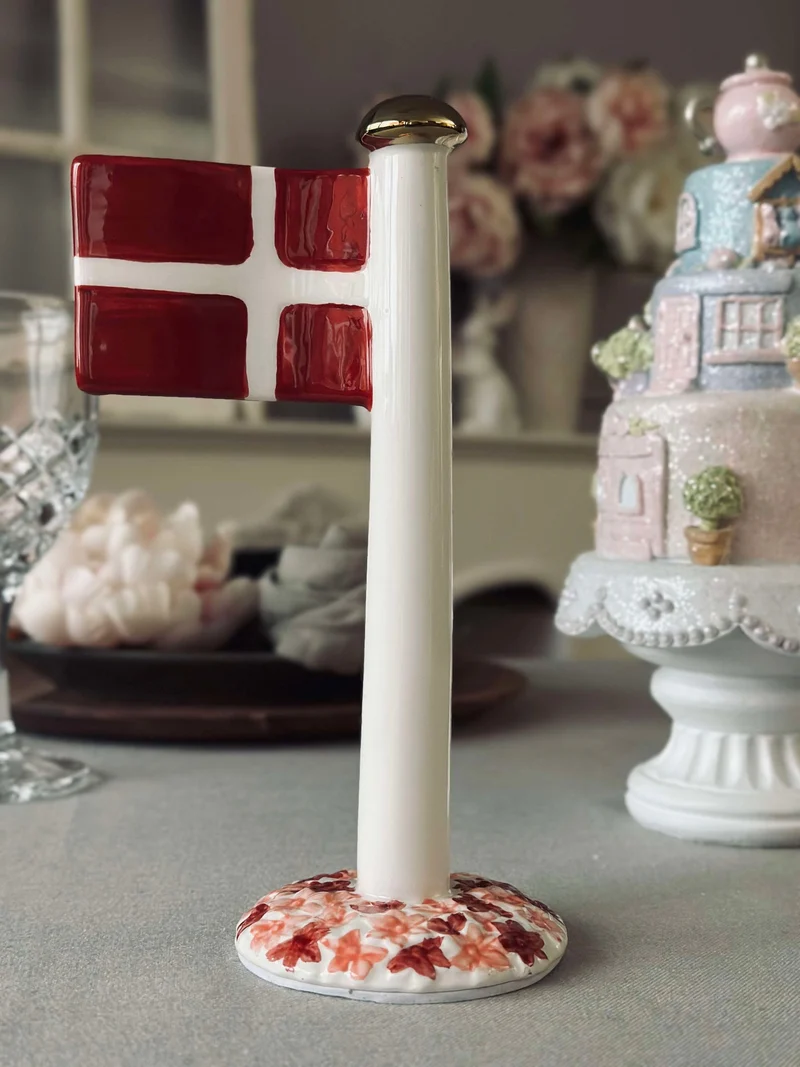 Keramikflagge – Dannebrog mit rosa Fuß
