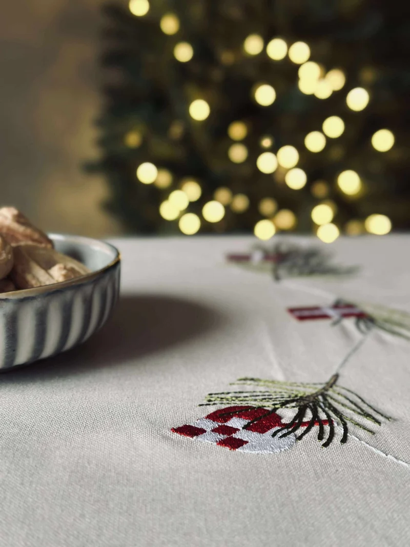 Weihnachtstischdecke 140 x 240 - Dänische Weihnacht mit Flaggen und Weihnachtsherzen