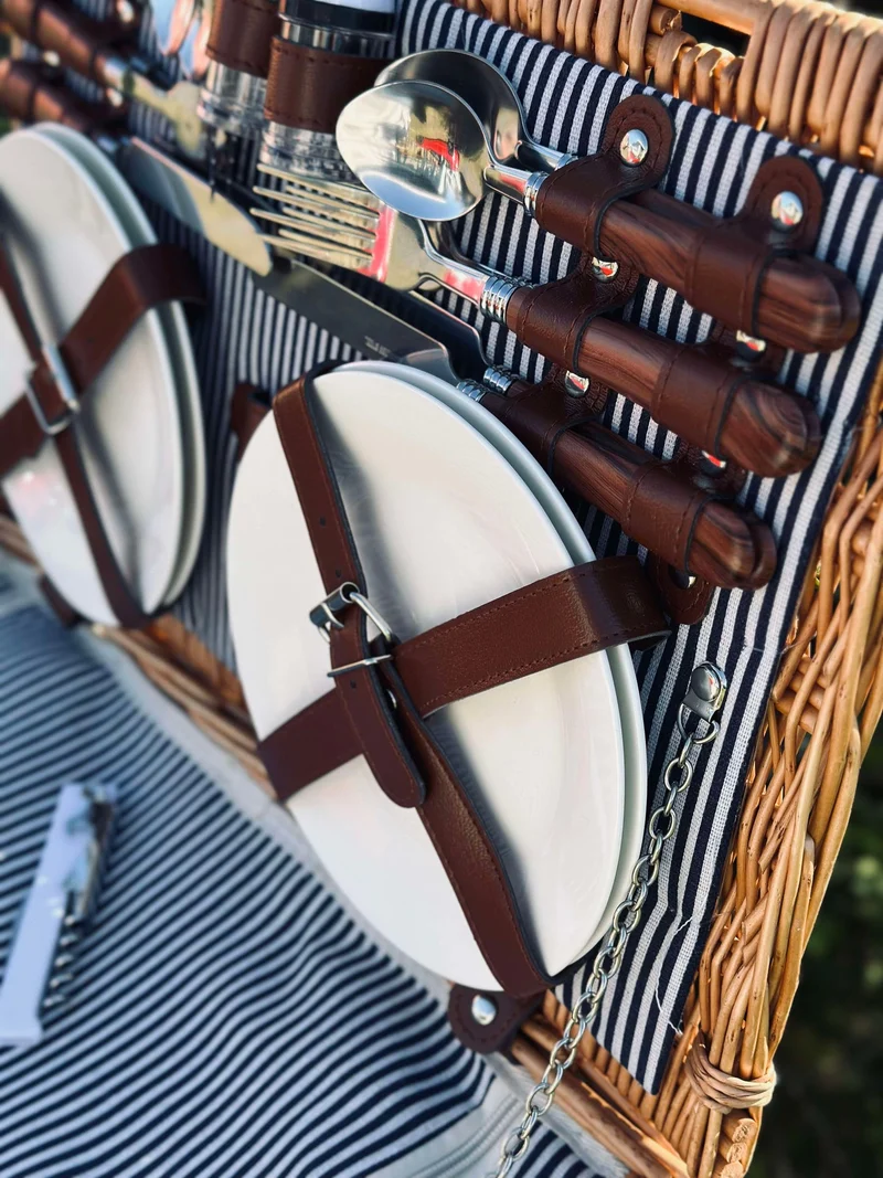 Picknickkorb mit Inhalt für 4 Personen - DELUXE