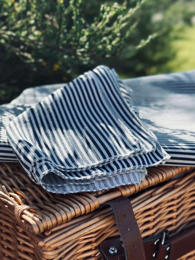 Picknickkorb mit Inhalt für 4 Personen - DELUXE