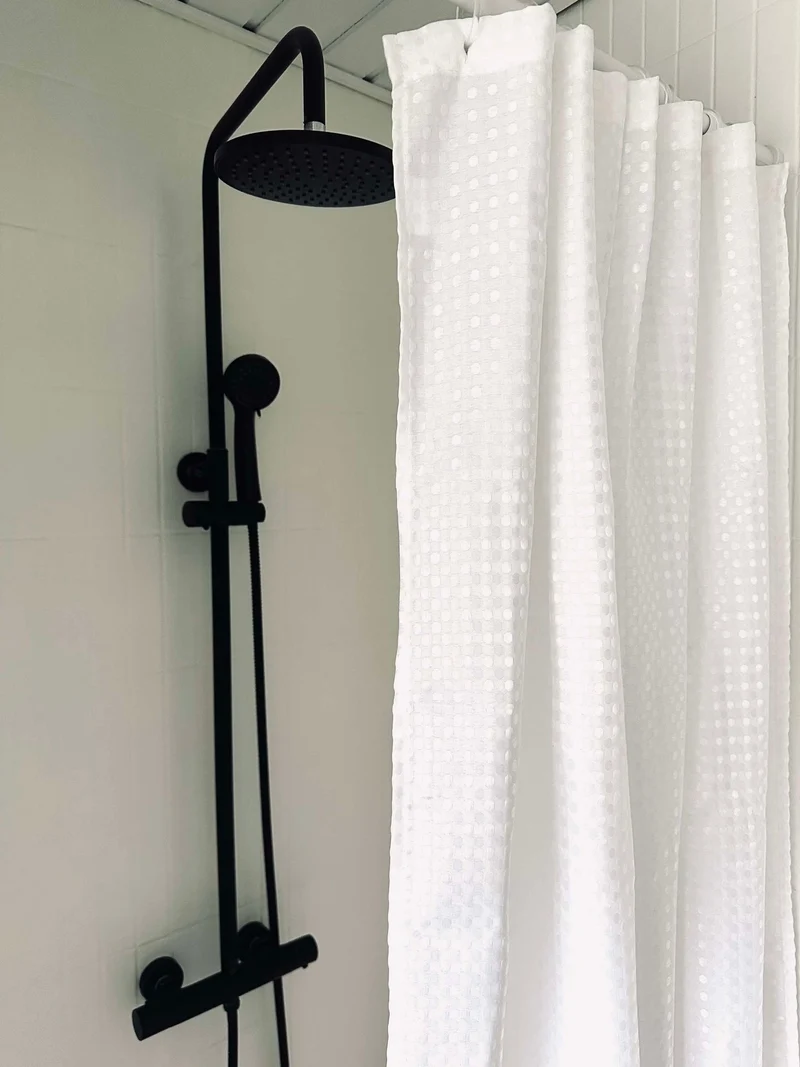 Badezimmer-Set: Duschvorhang & Badematte / Weiß