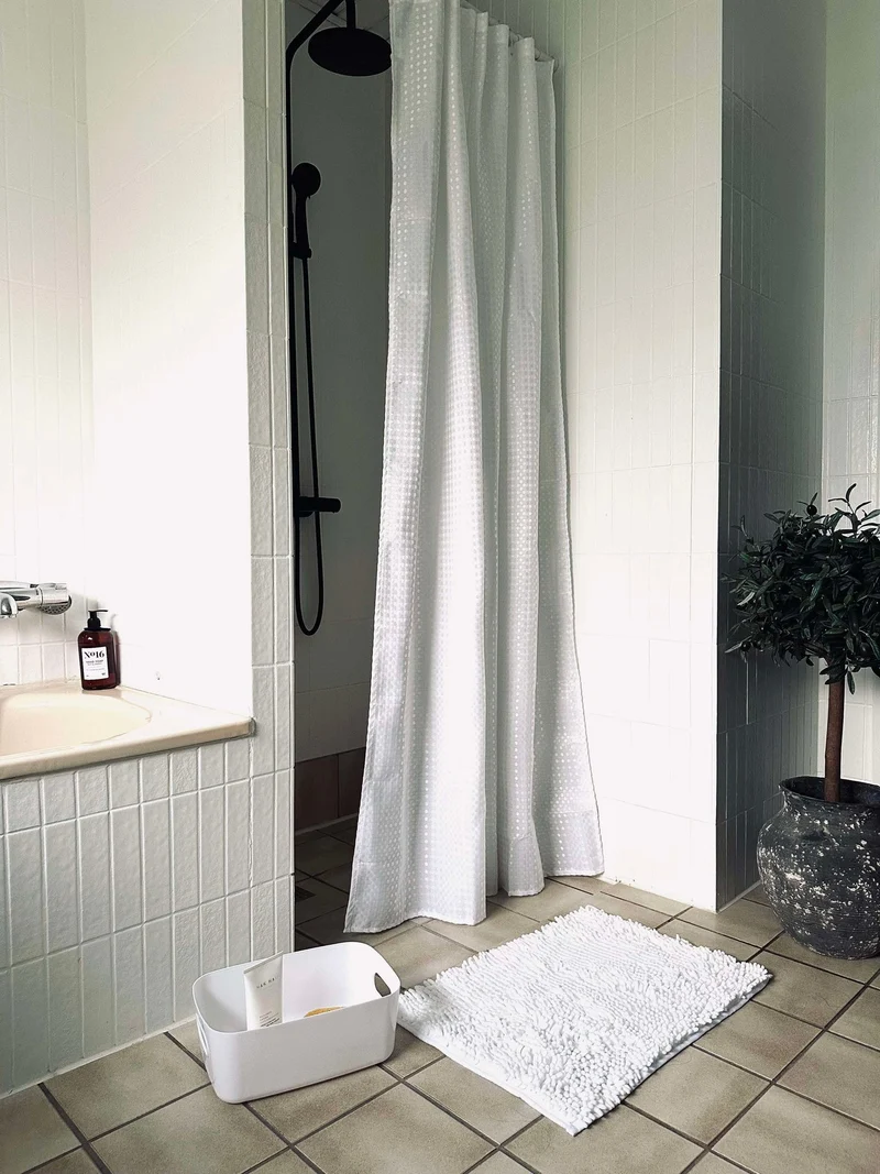Badezimmer-Set: Duschvorhang & Badematte / Weiß